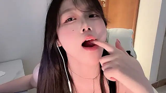 Snapshot of April_UU chatting on 05.26.26 April UU online show from 05.26.26