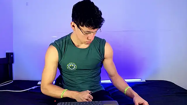 Snapshot of Luke_Muscle chatting on 05.28.26 Luke Muscle online show from 05.28.26