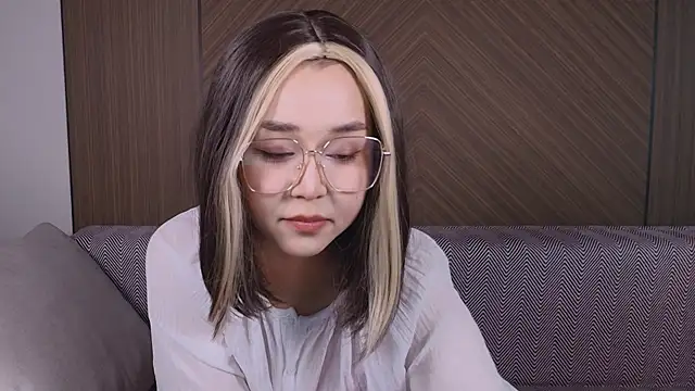 Snapshot of louisa_kim chatting on 05.26.26 louisa kim online show from 05.26.26