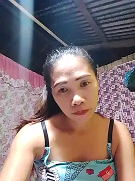 Snapshot of hotmom_lyn chatting on 05.30.26 hotmom lyn online show from 05.30.26