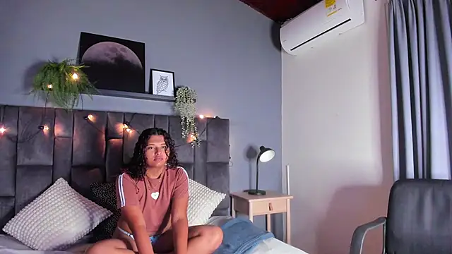 AmeliaLaurent  online show from 06.14.26