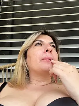 Snapshot of evaxxxcurvyxxx chatting on 06.19.26 evaxxxcurvyxxx online show from 06.19.26
