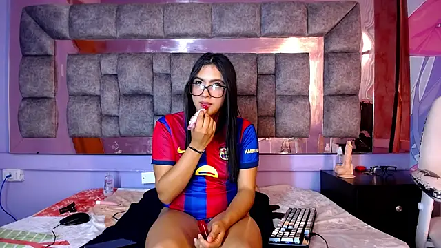 Holly Watson  online show from 07.28.26