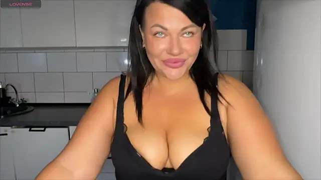 Snapshot of Annbigass chatting on 06.19.26 Annbigass online show from 06.19.26