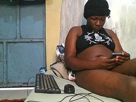 Snapshot of Ebony_creamie chatting on 06.20.26 Ebony creamie online show from 06.20.26