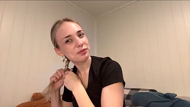 Snapshot of OlyMayer chatting on 06.18.26 OlyMayer online show from 06.18.26