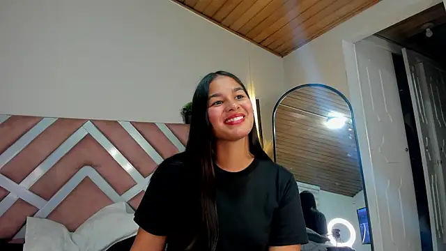 Snapshot of Layra_rous chatting on 06.16.26 Layra rous online show from 06.16.26
