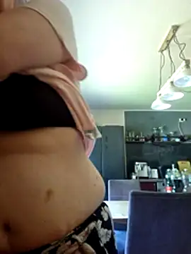 Snapshot of GoldenWifee chatting on 06.18.26 GoldenWifee online show from 06.18.26
