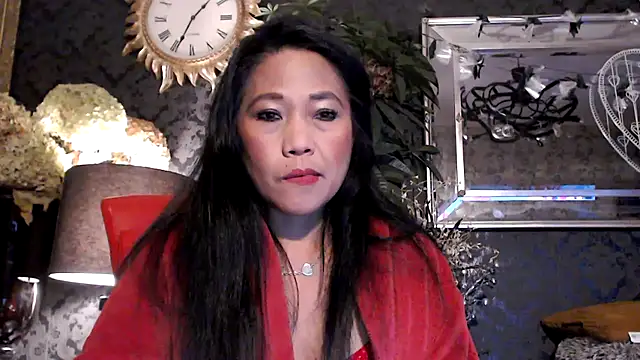 Snapshot of Hornygirltheone chatting on 10.31.25 Hornygirltheone online show from 10.31.25