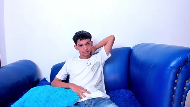 Snapshot of littlecum18 chatting on 06.19.26 littlecum18 online show from 06.19.26