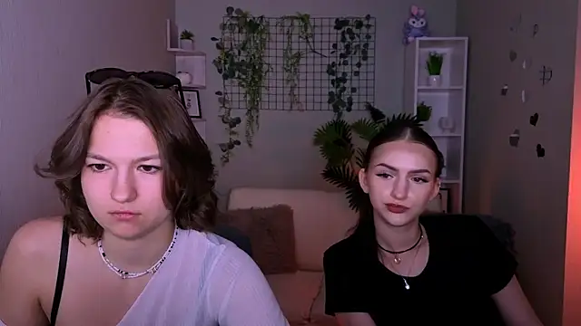 Snapshot of naomi_perl chatting on 06.25.26 naomi perl online show from 06.25.26