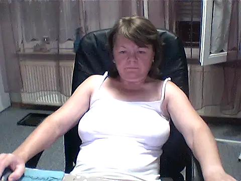 Snapshot of MoonLady40 chatting on 06.30.26 MoonLady40 online show from 06.30.26