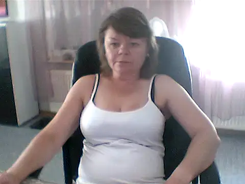 Snapshot of MoonLady40 chatting on 07.04.26 MoonLady40 online show from 07.04.26