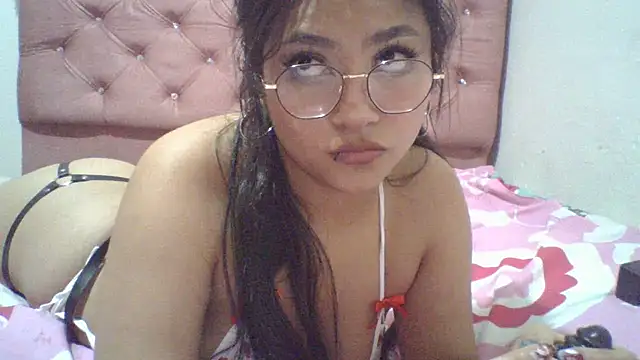 Snapshot of Thania- chatting on 07.18.26 Thania- online show from 07.18.26