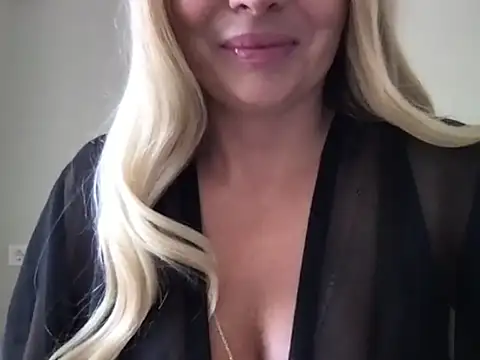 Snapshot of Chloeblond chatting on 07.06.26 Chloeblond online show from 07.06.26