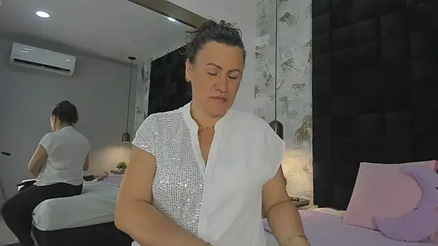 CharlotteG  online show from 07.04.26