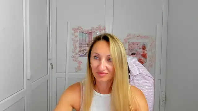 Snapshot of LilyDreamm chatting on 06.19.26 LilyDreamm online show from 06.19.26