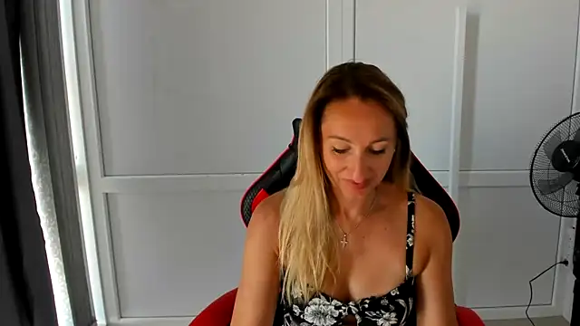 Snapshot of LilyDreamm chatting on 06.28.26 LilyDreamm online show from 06.28.26