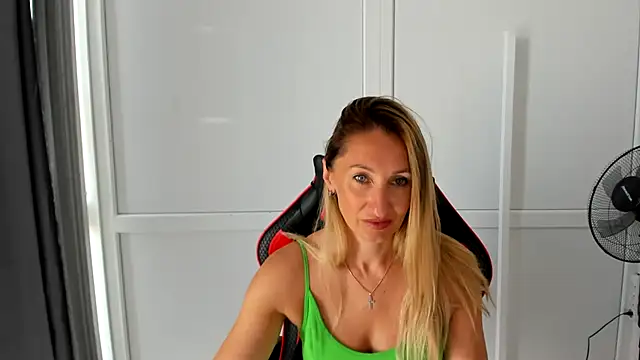 Snapshot of LilyDreamm chatting on 06.29.26 LilyDreamm online show from 06.29.26