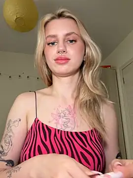 Snapshot of blondiedoll chatting on 07.28.26 blondiedoll online show from 07.28.26
