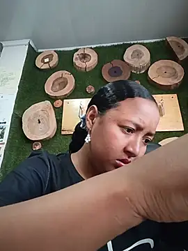 HeLiSa69ebony online show from 07.05.26
