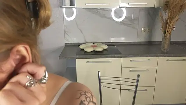 Snapshot of BoobsCorporation chatting on 07.04.26 BoobsCorporation online show from 07.04.26
