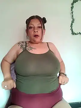 Snapshot of CurvyMilen chatting on 07.19.26 CurvyMilen online show from 07.19.26