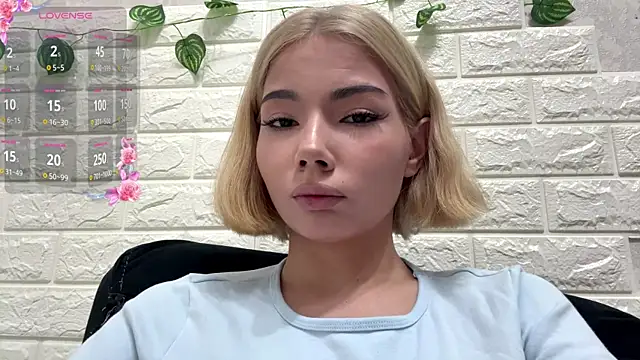 Snapshot of HolliMalory chatting on 07.23.26 HolliMalory online show from 07.23.26