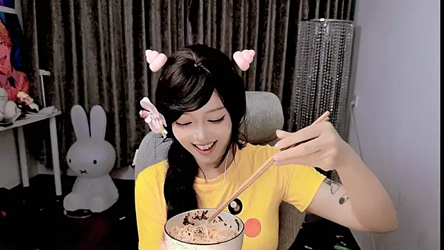 Snapshot of shine33-shuang chatting on 06.25.26 shine33-shuang online show from 06.25.26