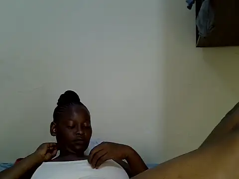 Snapshot of PetitePeachy chatting on 06.24.26 PetitePeachy online show from 06.24.26