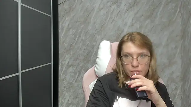 Snapshot of Reginasmilee chatting on 02.21.25 Reginasmilee online show from 02.21.25