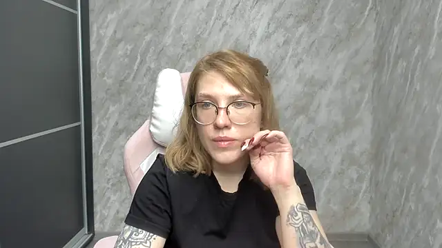 Snapshot of Reginasmilee chatting on 02.24.25 Reginasmilee online show from 02.24.25