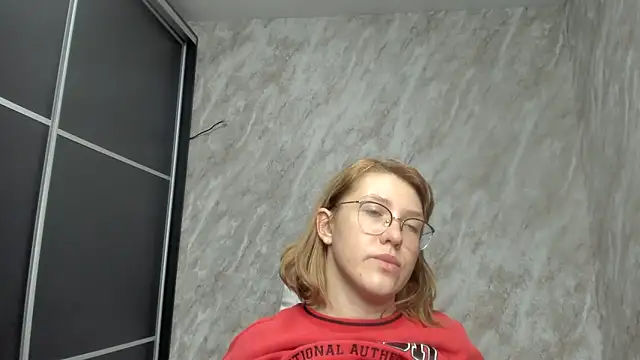 Snapshot of Reginasmilee chatting on 02.25.25 Reginasmilee online show from 02.25.25