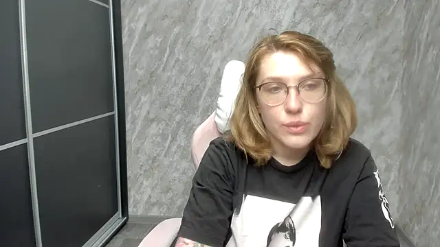 Snapshot of Reginasmilee chatting on 02.26.25 Reginasmilee online show from 02.26.25