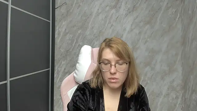 Snapshot of Reginasmilee chatting on 02.27.25 Reginasmilee online show from 02.27.25