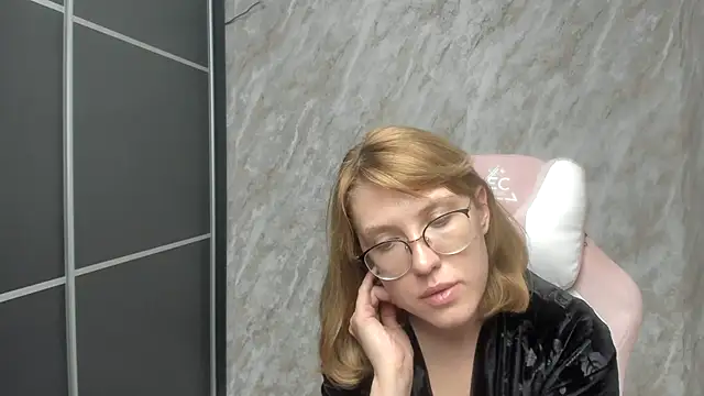 Snapshot of Reginasmilee chatting on 02.27.25 Reginasmilee online show from 02.27.25