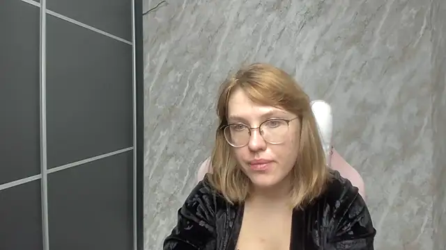Snapshot of Reginasmilee chatting on 02.28.25 Reginasmilee online show from 02.28.25