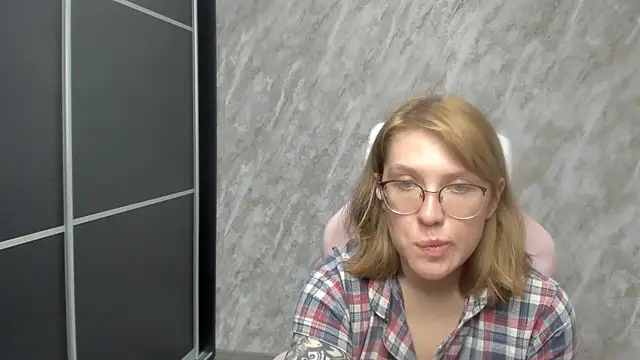Snapshot of Reginasmilee chatting on 03.02.25 Reginasmilee online show from 03.02.25