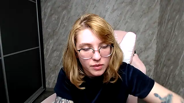 Snapshot of Reginasmilee chatting on 03.06.25 Reginasmilee online show from 03.06.25