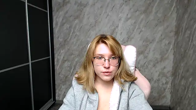Snapshot of Reginasmilee chatting on 03.13.25 Reginasmilee online show from 03.13.25