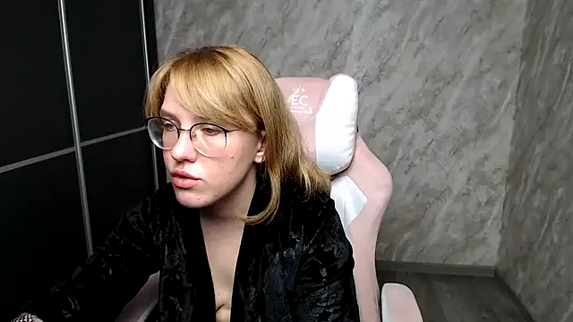 Snapshot of Reginasmilee chatting on 03.15.25 Reginasmilee online show from 03.15.25
