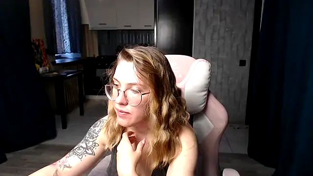 Snapshot of Reginasmilee chatting on 09.11.25 Reginasmilee online show from 09.11.25