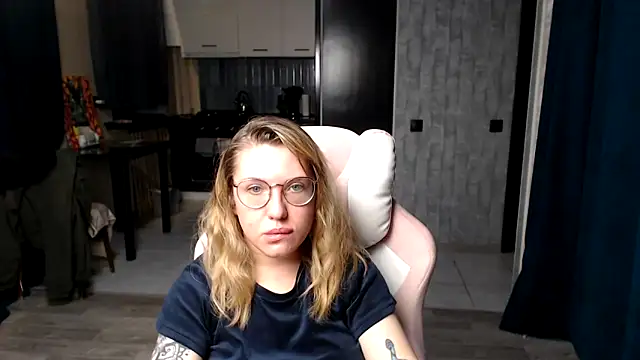 Snapshot of Reginasmilee chatting on 09.16.25 Reginasmilee online show from 09.16.25