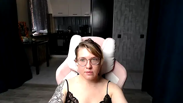 Snapshot of Reginasmilee chatting on 09.17.25 Reginasmilee online show from 09.17.25