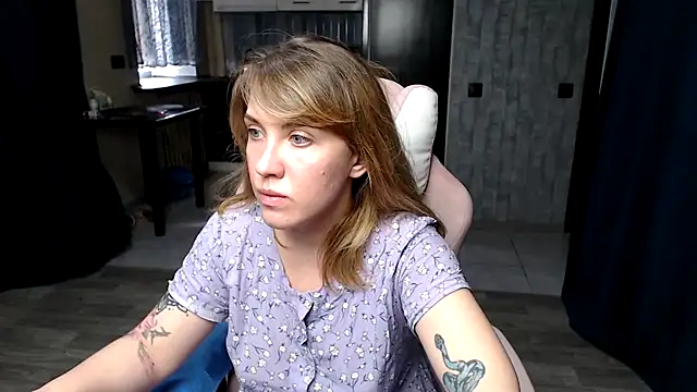 Snapshot of Reginasmilee chatting on 09.22.25 Reginasmilee online show from 09.22.25