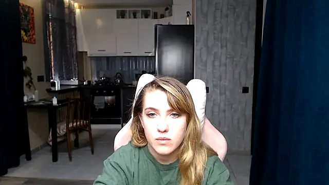 Snapshot of Reginasmilee chatting on 09.27.25 Reginasmilee online show from 09.27.25