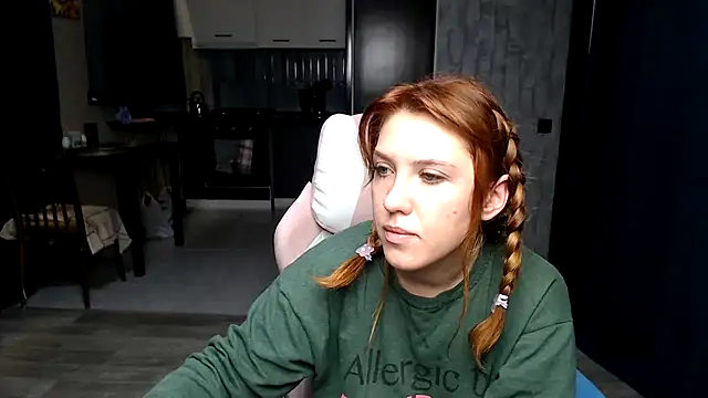 Snapshot of Reginasmilee chatting on 10.15.25 Reginasmilee online show from 10.15.25