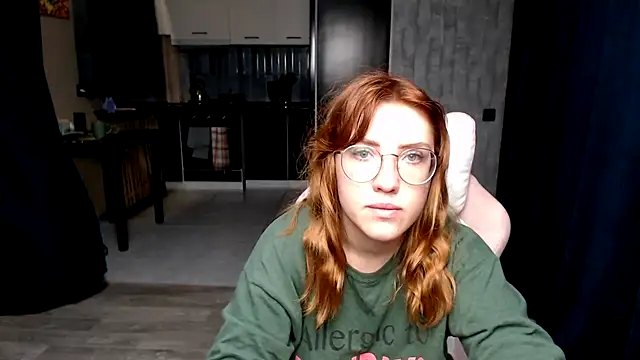 Snapshot of Reginasmilee chatting on 10.17.25 Reginasmilee online show from 10.17.25