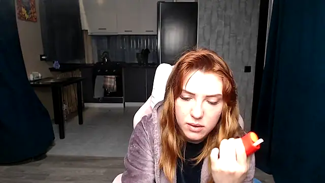 Snapshot of Reginasmilee chatting on 10.19.25 Reginasmilee online show from 10.19.25