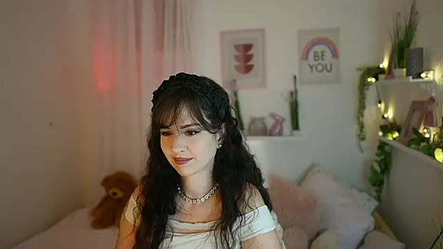Snapshot of Daisy_Lowe chatting on 07.18.26 Daisy Lowe online show from 07.18.26